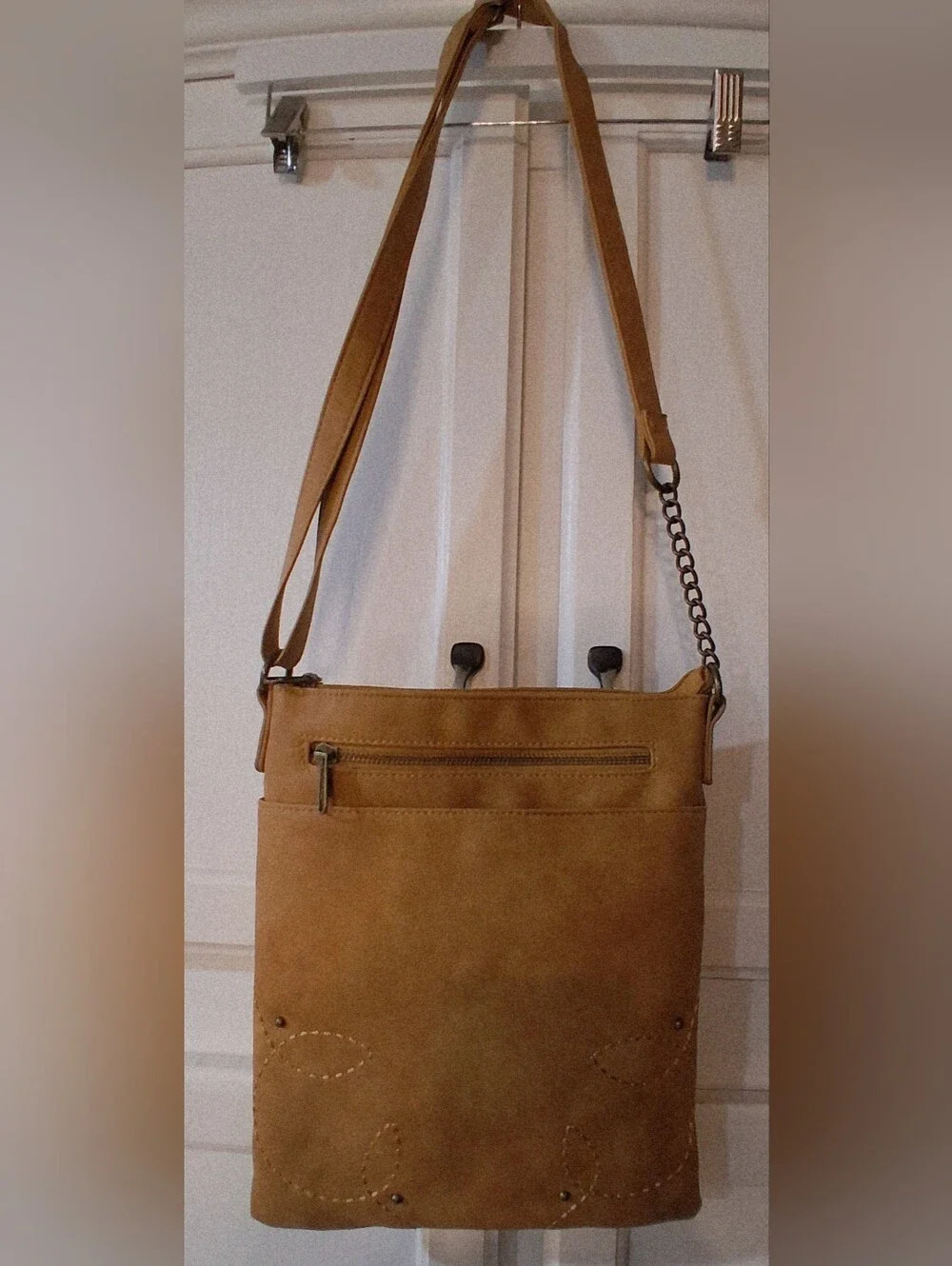 Tan faux leather crossbody bag, adjustable strap, zipper, decorative stitching